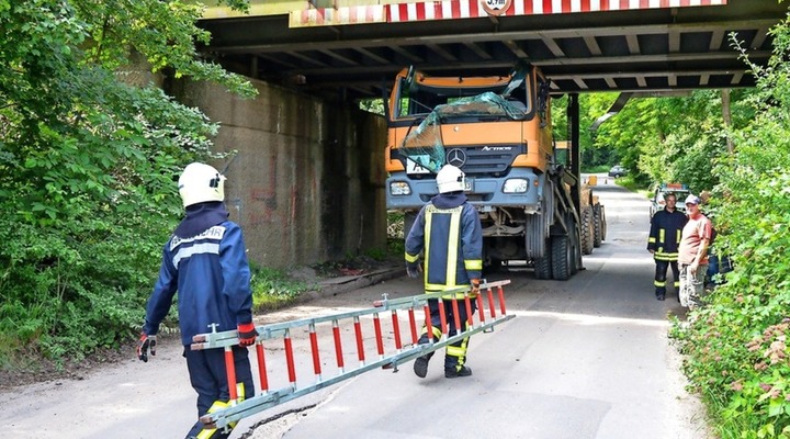 Lastwagen knallt in Brücke: Geleise verschoben