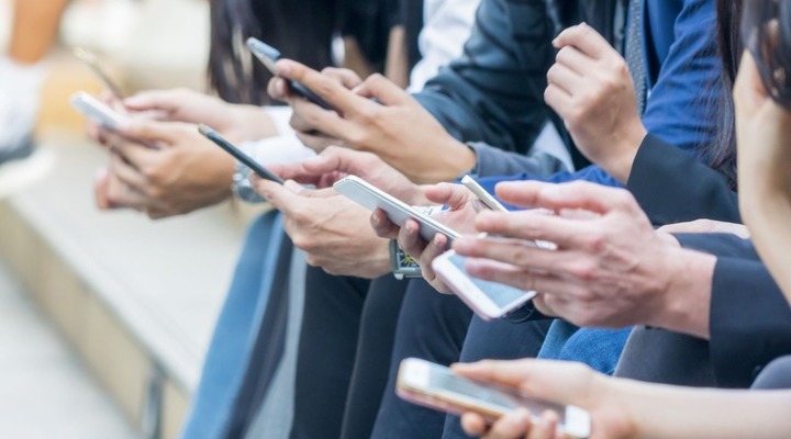 Młode smartfony – jak się żyje z internetem w kieszeni