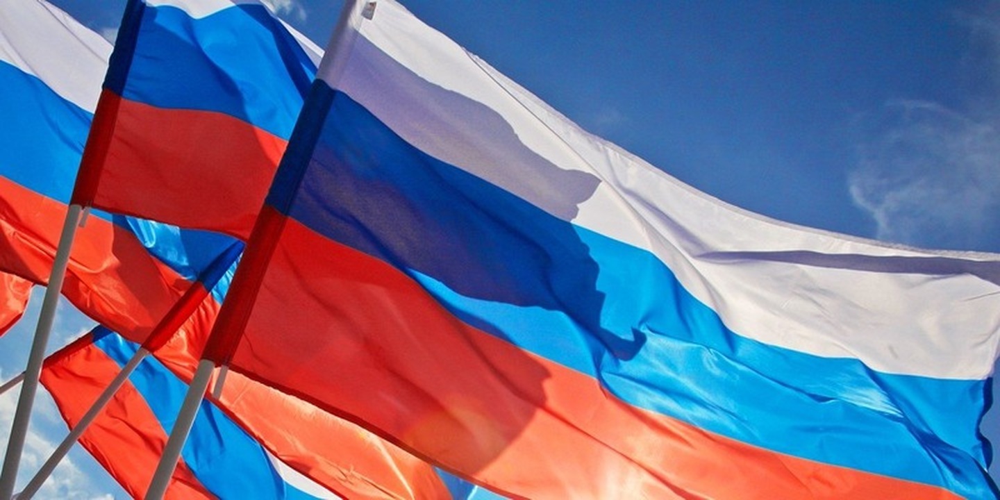 Дума разрешила неофициальное использование Государственного флага РФ