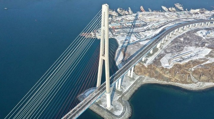 Д.Медведев открыл движение по мосту на остров Русский