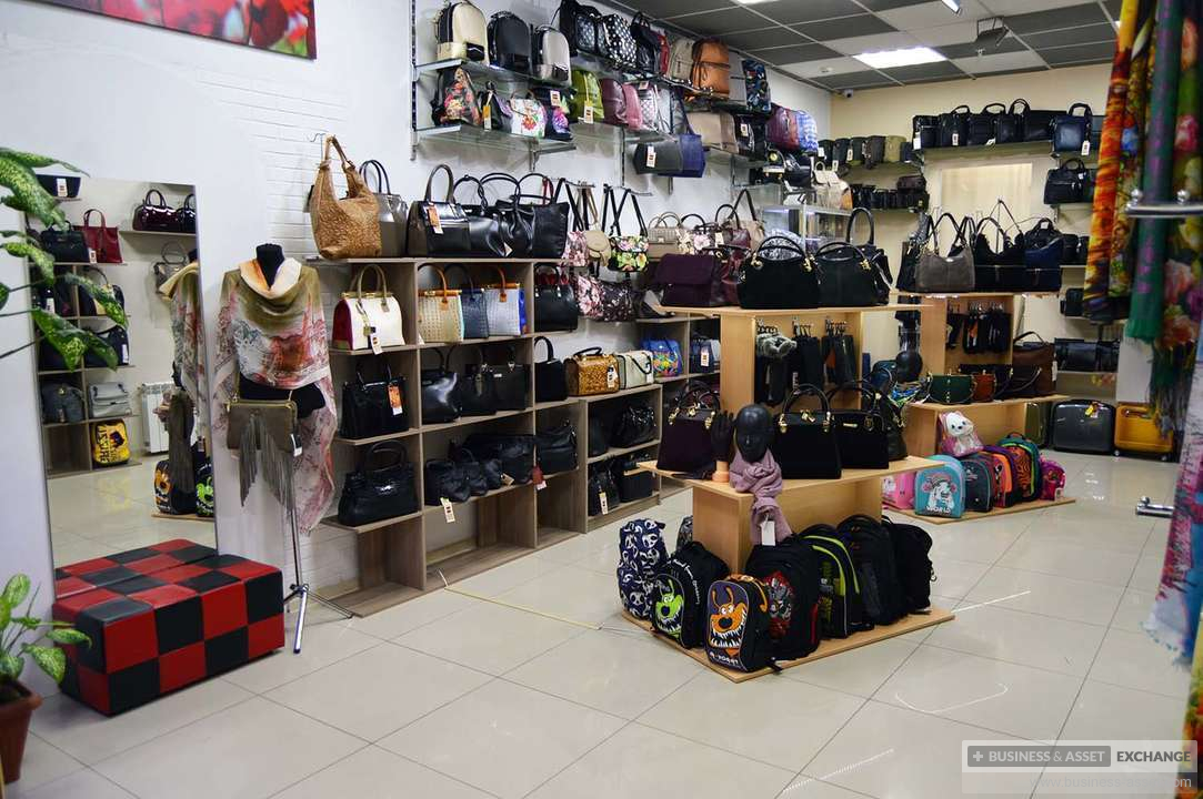 Девушка выбирает какую сумку купить. Продавец сумок. Баннер модные сумки. Потеря сумки. Сумка jaq.